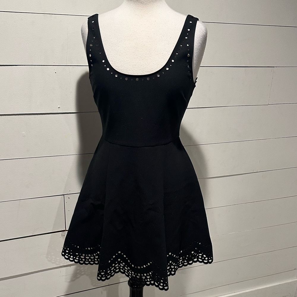 Elizabeth James Elegant Scoop-neck  Black Sleeveless Dress Laser Cut Sz 8